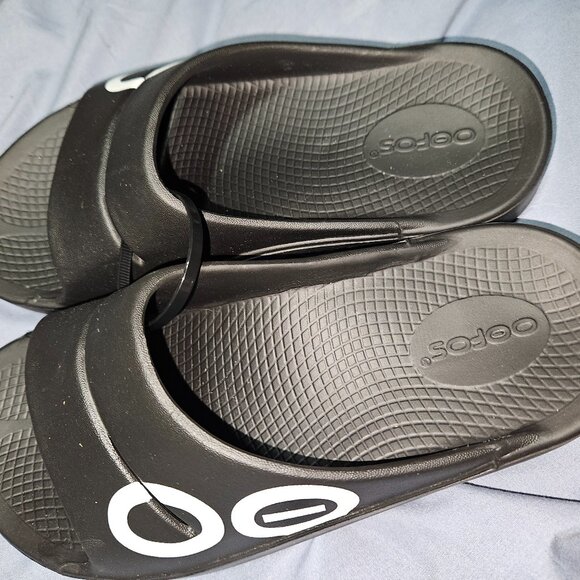 OOFOS Slides - Picture 1 of 3
